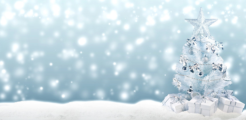 白色圣诞树,银色装饰礼物雪地上的Bokeh背景圣诞树礼物图片