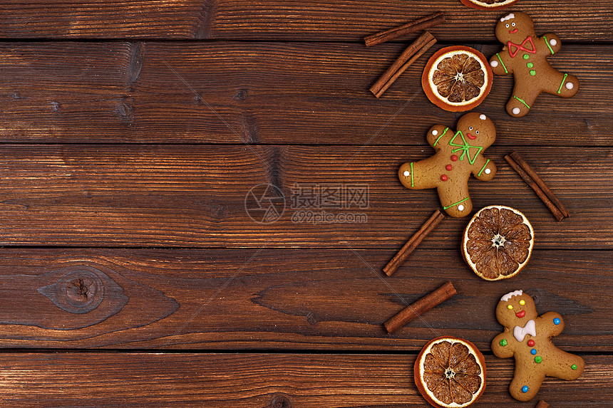 圣诞平躺背景与传统姜饼饼干干橙色肉桂木材上圣诞姜饼饼干木头上图片