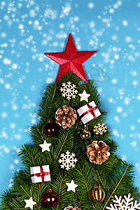 圣诞树由天然云杉树枝装饰而成,蓝色背景上有红星,有的平躺卡圣诞树卡图片