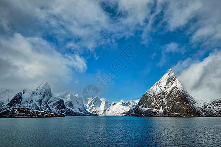 挪威峡湾冬季积雪的山脉挪威洛福腾群岛挪威峡湾山脉冬天挪威洛福腾群岛图片