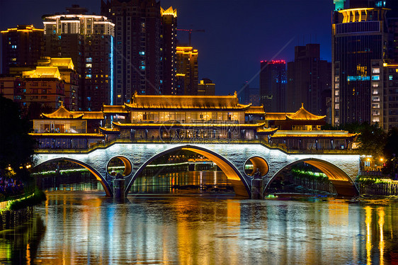 成都著名的地标安顺桥金河上,夜间照明与现代摩天大楼的背景,成都,四川,中国安顺桥夜间,中国图片