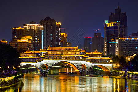 成都著名的地标安顺桥金河上,夜间照明与现代摩天大楼的背景,成都,四川,中国安顺桥夜间,中国图片