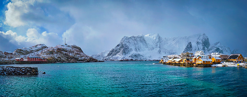 萨克里索伊渔村黄色罗布房屋的全景,冬天下雪挪威洛福腾群岛黄色的Rorbu房子,洛芬岛,挪威图片