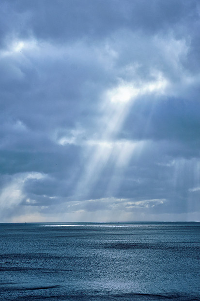 挪威的海洋冬天,阳光穿过云层挪威洛福腾群岛挪威海冬天有阳光图片