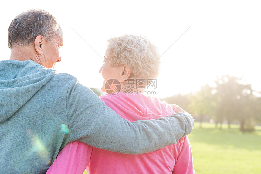 快乐适合老年夫妇阳光明媚的日子里互相看着图片