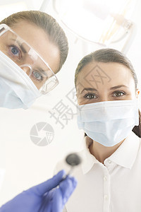 牙科诊所口罩中牙医的肖像图片