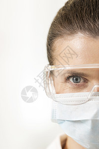 牙科医生戴外科口罩眼镜诊所的特写照片图片