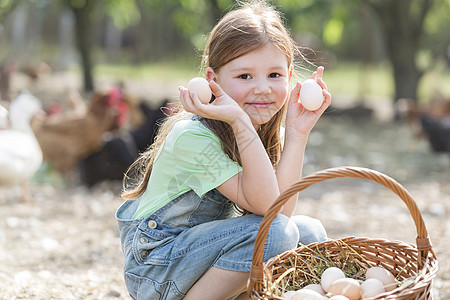 农场篮子里鸡蛋的可爱女孩的肖像图片