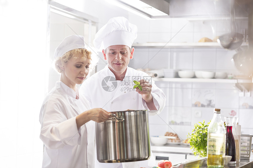 成熟的厨师餐厅厨房用锅做饭图片