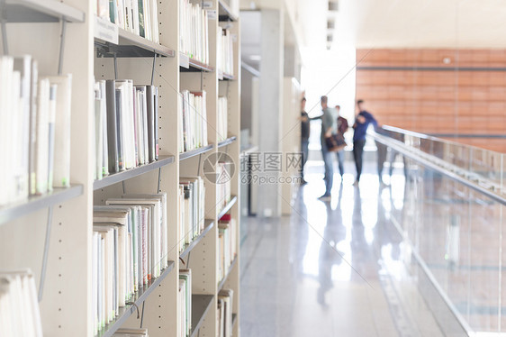 各种书籍排列大学图书馆走廊的书架上图片