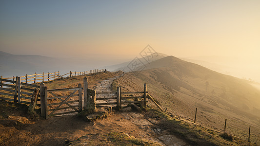 美丽的冬季日出景观形象的大岭英国的高峰地区,薄雾悬挂山峰周围图片