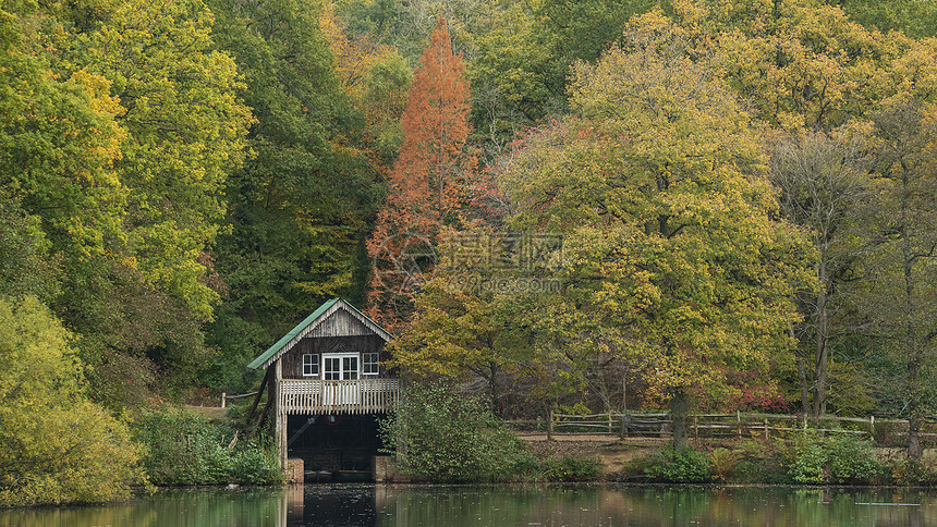 美丽多彩生机勃勃的秋景,林景湖上船坞的景观形象图片