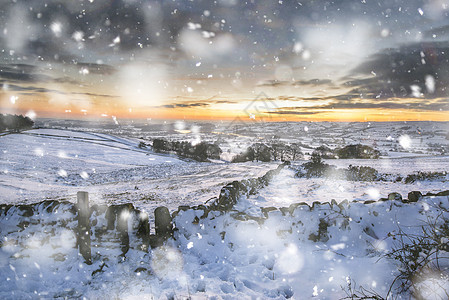 冬季的天空覆盖了大雪覆盖的冬季景观高峰地区日落大雪风暴图片