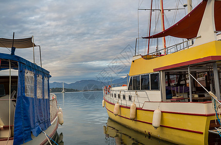 FethiyeECe码头,穆格拉,土耳其的游艇船只图片