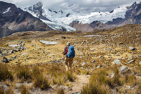 秘鲁科迪勒拉山的徒步旅行场景图片