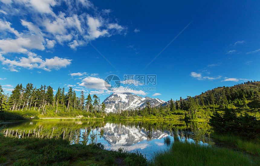 风景图片湖与山树山倒影华盛顿,美国图片