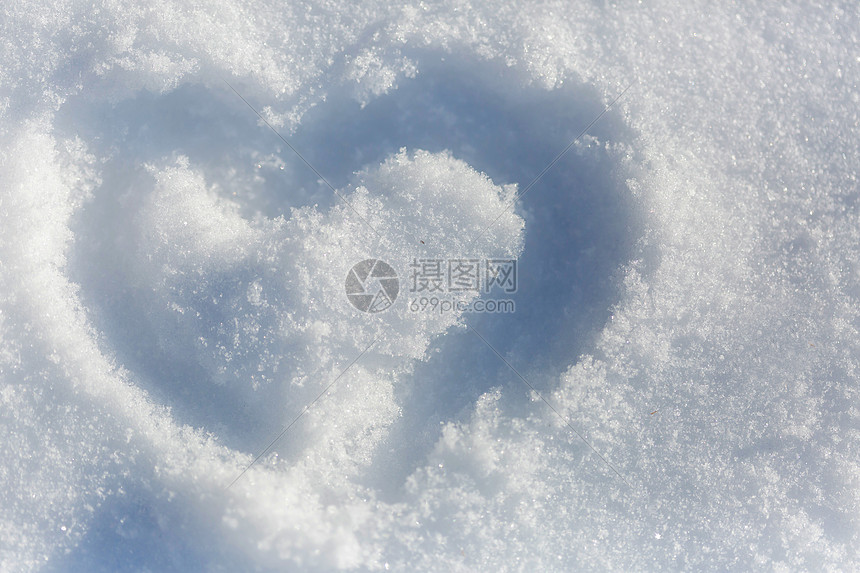雪上的心的形状图片