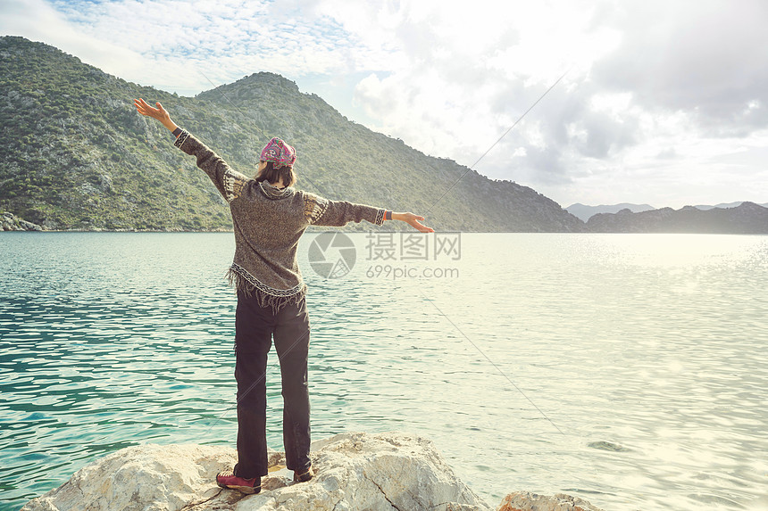 海边悬崖上的快乐女孩图片