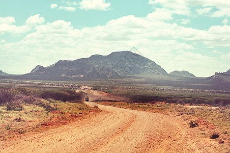 非洲的狩猎极端旅行干旱山区景观与灰尘公路外的汽车探险图片