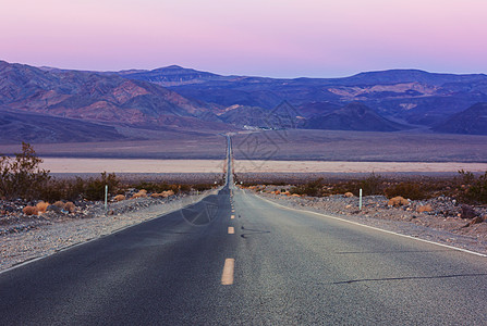 草原的道路图片