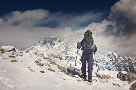 喜马拉雅山的徒步旅行者尼泊尔图片
