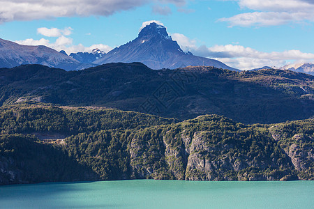 措卡湖智利南部巴塔哥尼亚砾石路上美丽的山脉景观背景