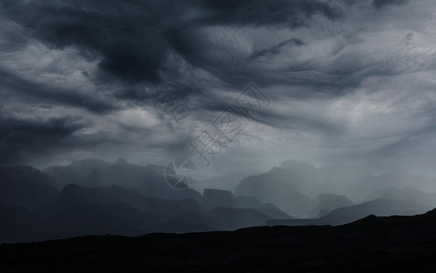 山中的夏雨戏剧的云山的轮廓图片