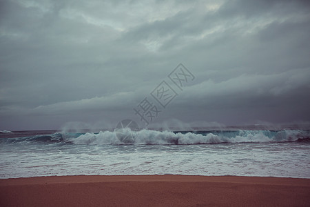 暴风雨云海洋中的巨浪图片