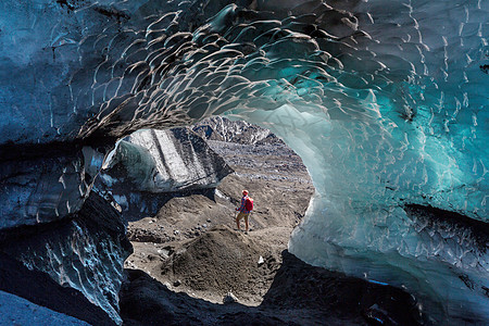 智利山脉冰川中的冰洞图片