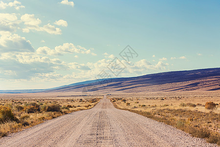 草原的道路荒芜的自然旅行背景图片