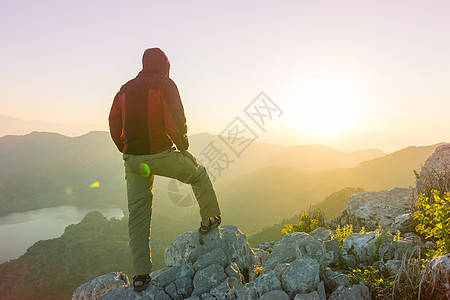 人山崖上徒步旅行现场图片