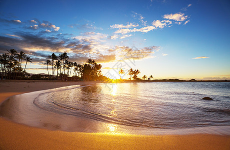 美丽的沙滩上宁静的热带日落图片