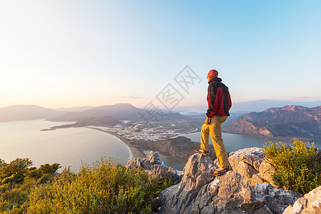 人山崖上徒步旅行现场图片