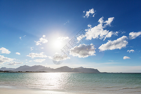 海滩背影挪威北部洛福滕岛的美丽景观夏天的季节背景