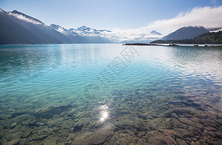 徒步到加大惠斯勒附近风景如画的加里波迪湖的绿松石水域列颠哥伦比亚省非常受欢迎的徒步旅行目的地图片