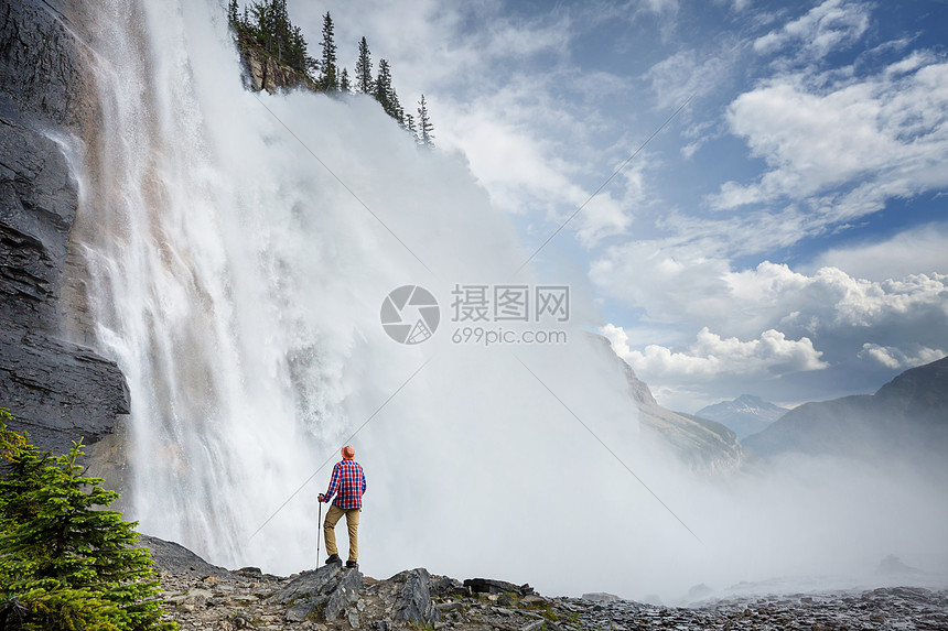 加大山区美丽的瀑布图片