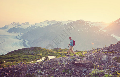 加大山区徒步旅行的人徒步旅行北美最受欢迎的娱乐活动有很多风景如画的小径图片