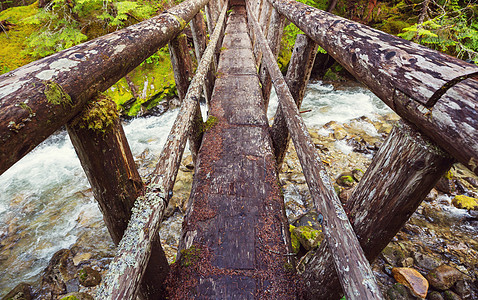 山溪上的木桥高清图片