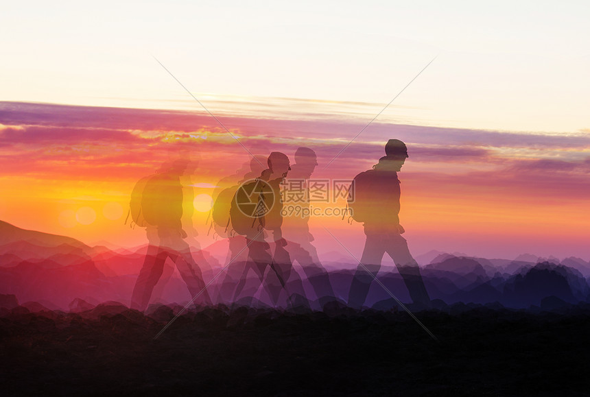 日落时美丽的夏季山脉中的徒步旅行场景拼贴图像图片