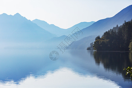 宁静的湖泊夏季的山区美丽的自然景观图片