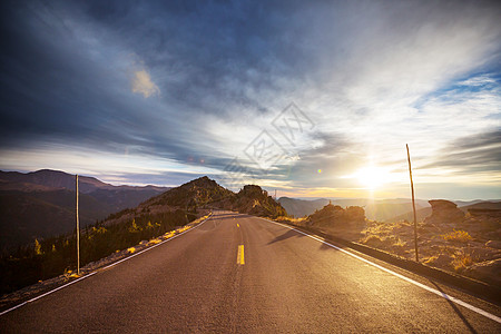 山上风景优美的道路旅行背景图片