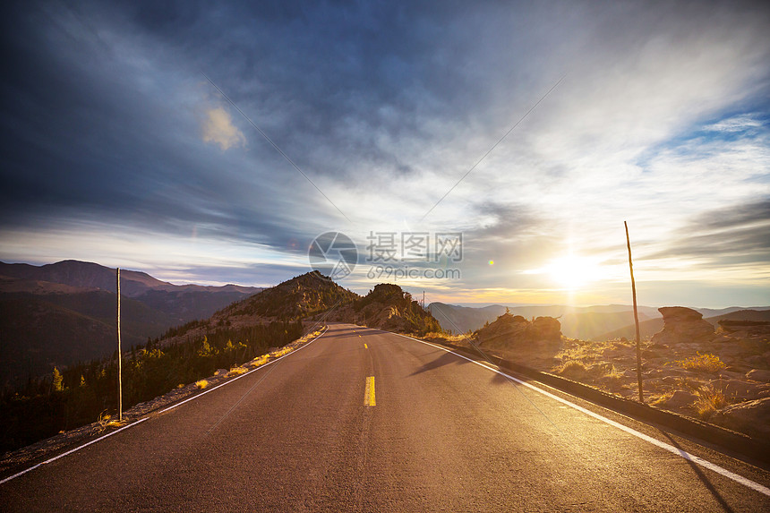 山上风景优美的道路旅行背景图片