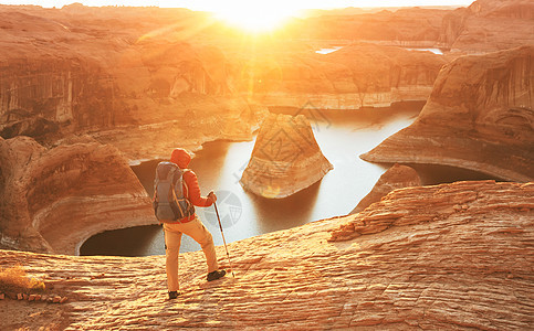 寻常的自然背景反射峡谷波威尔湖,犹他州,美国鼓舞人心的徒步旅行场景人们休息美丽的日落点图片
