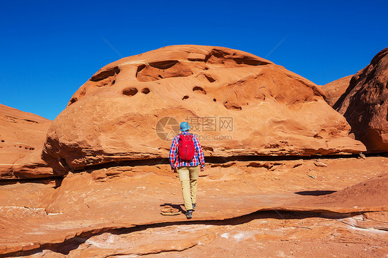 犹他州山区徒步旅行寻常的自然景观中徒步旅行奇妙的砂岩地层图片