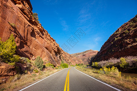 山上风景优美的道路旅行背景图片