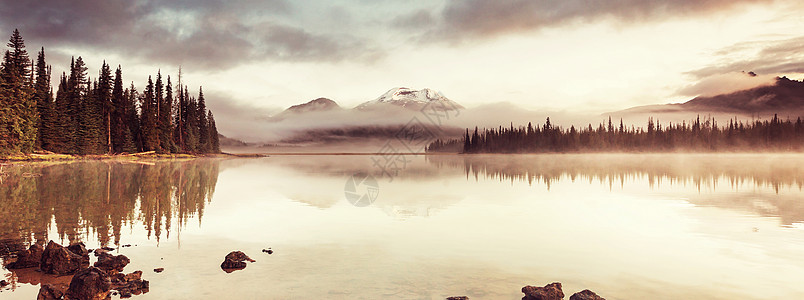 宁静美丽的湖早晨的山脉,俄勒冈州,美国背景图片