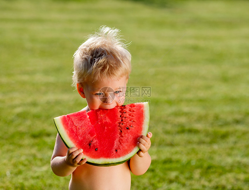 户外幼儿的肖像农村场景,岁的小男孩花园里吃西瓜片图片