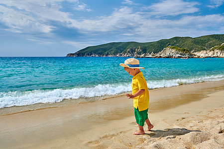 两岁的蹒跚学步的男孩海滩上散步戴着草帽的孩子暑假家庭假期希腊西索尼亚图片