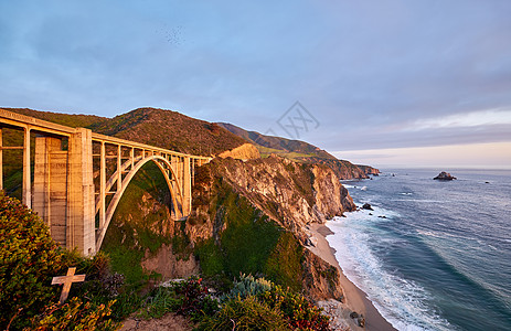 伦敦海德公园1号日落时1号公路上的比克斯比河大桥大冲浪区,加利福尼亚,美国背景