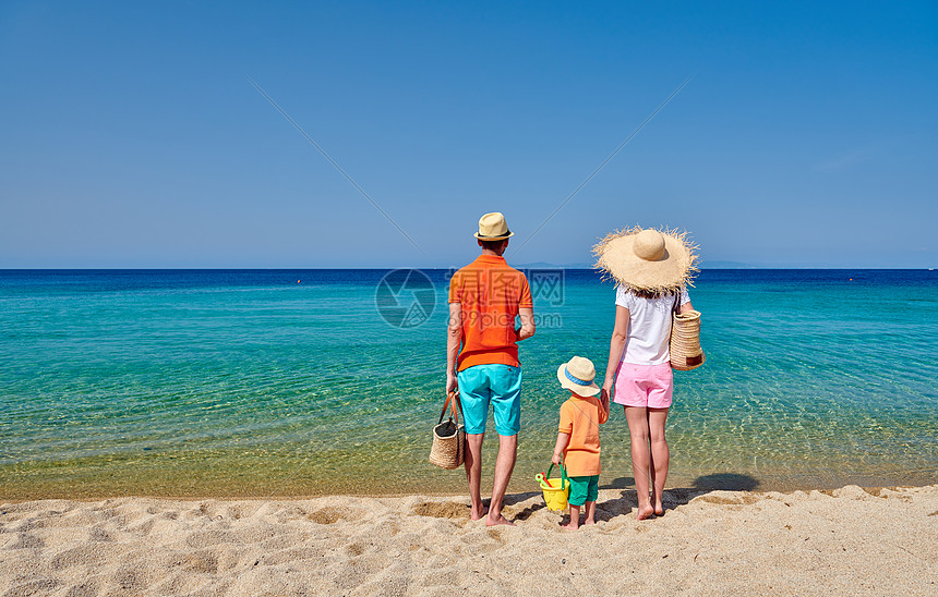 海滩上的家人,三岁男孩的轻夫妇希腊西索尼亚图片